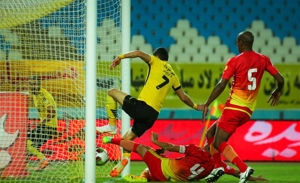 پنالتی روی شیمبا، عامل اعتراض شدید فولادی ها