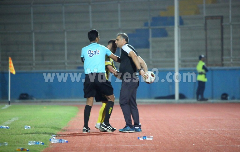 ناظر مانع از اعتراض فرهاد و ساکت به داور