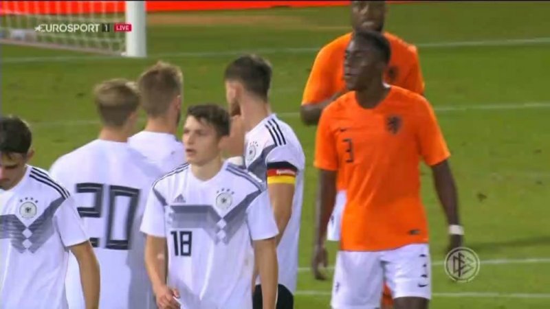 پرتاب آب دهان، چاشنی سنتی دربی‌های آلمان- هلند!