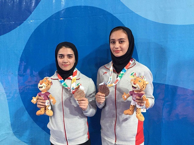 ٢ مدال برنز  بر گردن دختران کاراته کا