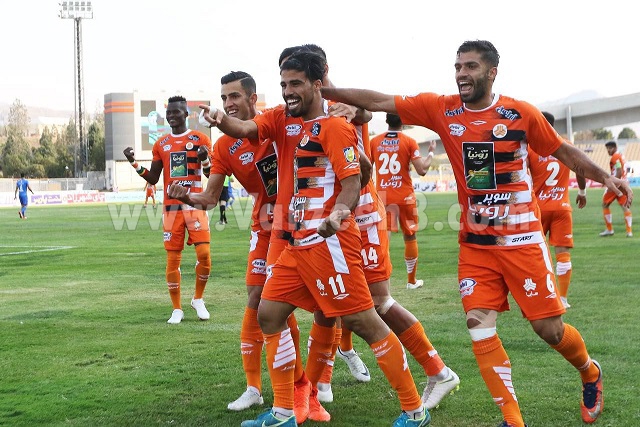 دشتی در جمع شاگردان دایی به کار ادامه می‌دهد