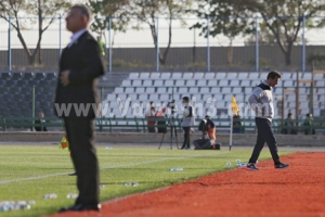 مصدومیت سرمربی تراکتور در بازی با پیکان