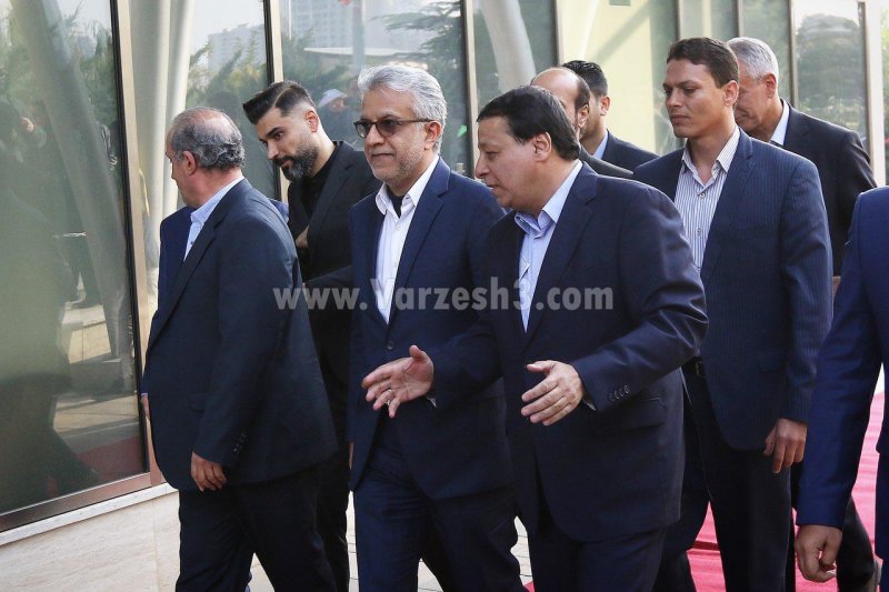 نگاه رییس ای اف سی به کارگر بی‌خیال ! (عکس)