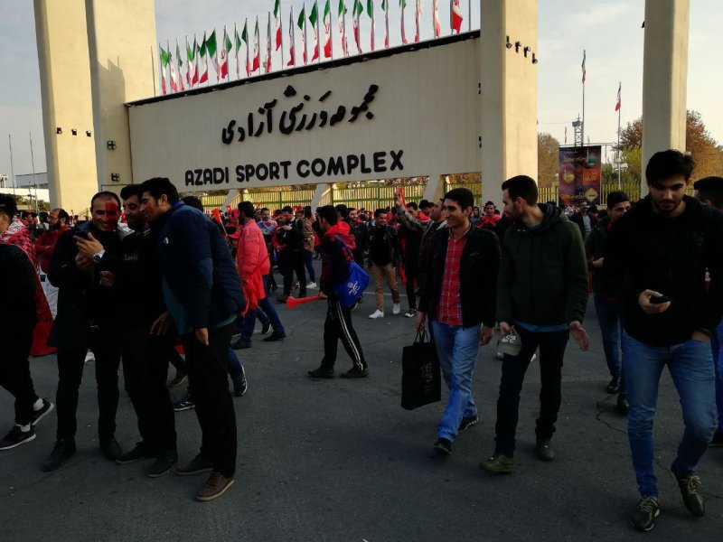 خرید و فروش کارت ملی بیرون ورزشگاه آزادی !