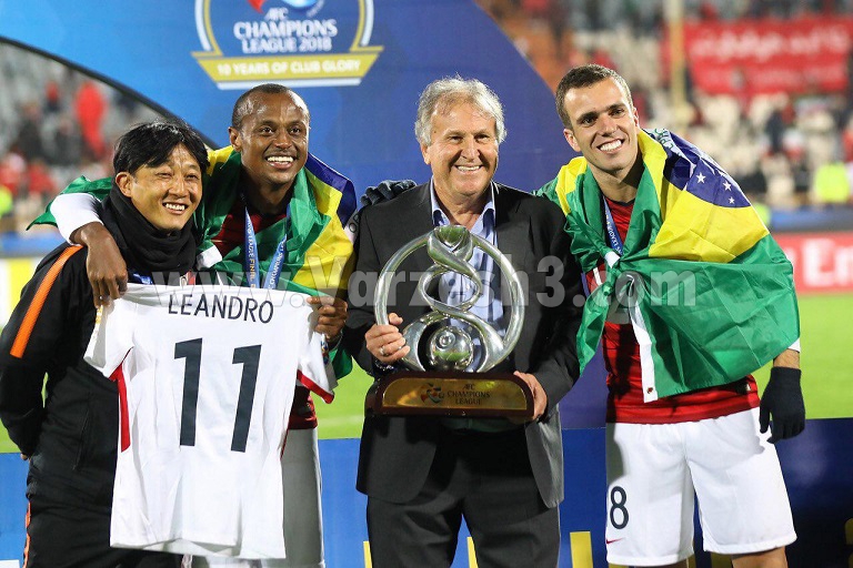 زیکو جام قهرمانی را به آشپز کاشیما داد(عکس)