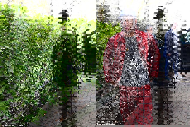 1354436