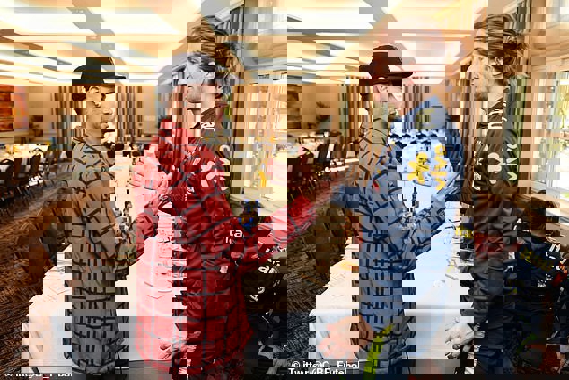 1354437