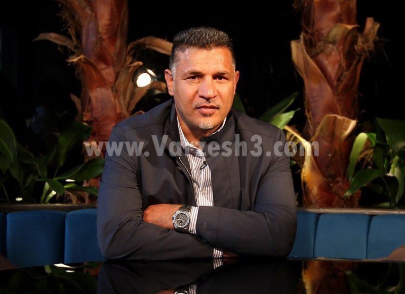 علی دایی در فیفا د بست، او جایزه میدهد