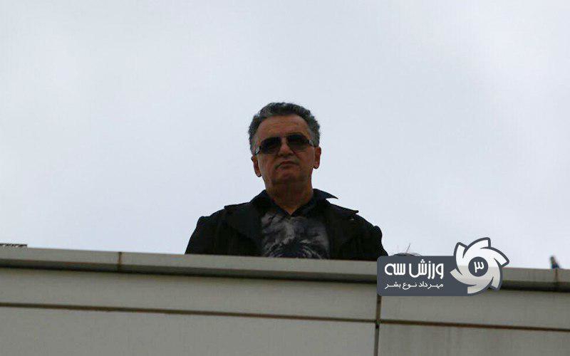 زنوزی با صورت برافروخته تماشاگر بازی ماشین سازی