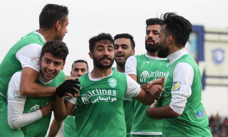 گمنام ها، اسلحه پنهان مهاجری مقابل پرسپولیس