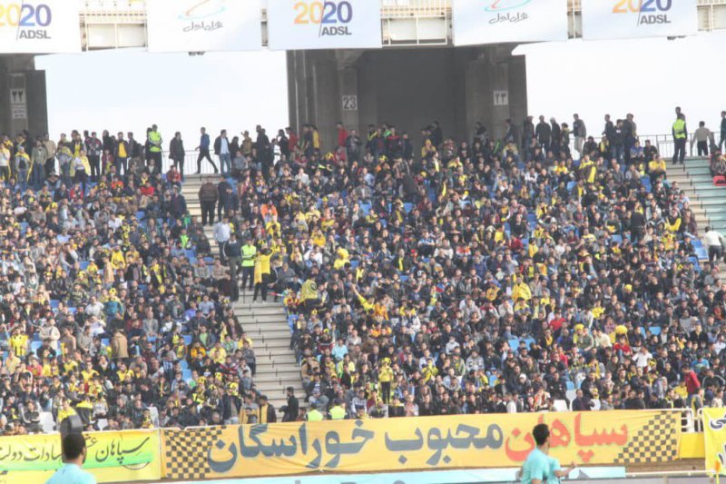 سرخوشی طلایی‌پوشان در نقش جهان (عکس)