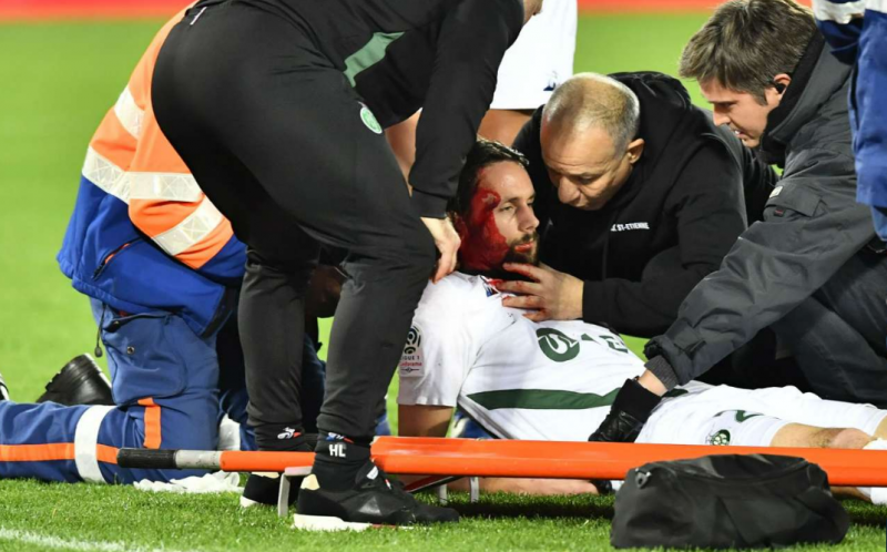 مصدومیت شدید مدافع سنت‌اتین با مشت دروازه‌بان