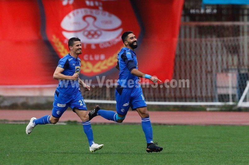 تبریک دسته جمعی به گلزن استقلال