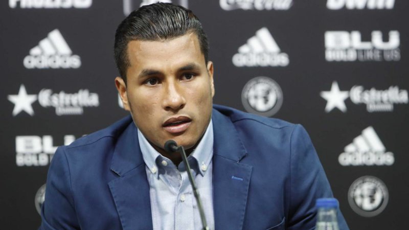 انتقال مدافع والنسیا به بارسا قطعی شد