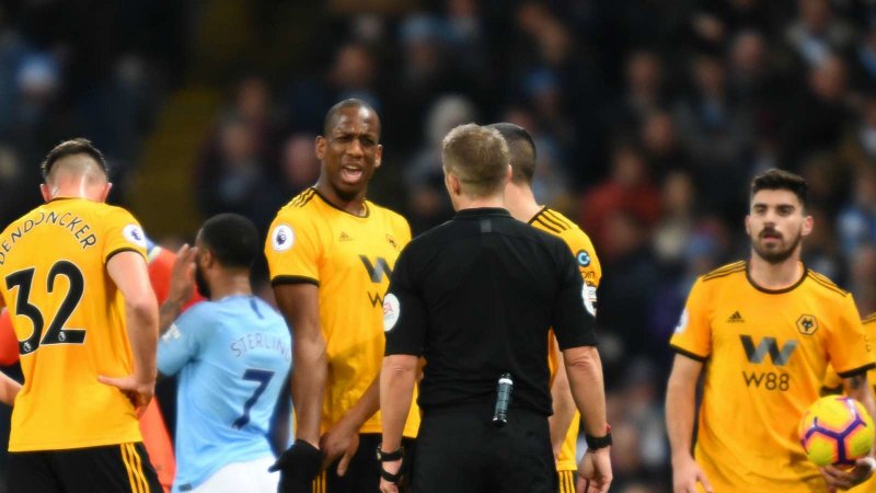 وولوز به خاطر اخراج مدافعش از داور شاکی نیست