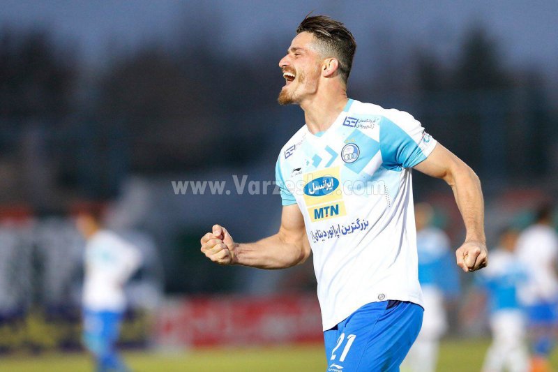 آقای گل استقلال دور از خط حمله (عکس)