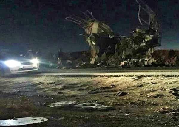  قرائت‌فاتحه به احترام شهدای حمله‌تروریستی زاهدان