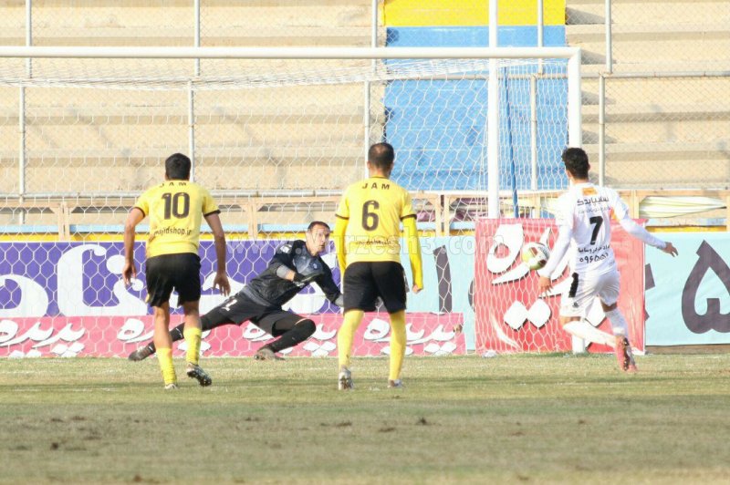 هت تریک در اعلام پنالتی به ضرر پارس جم