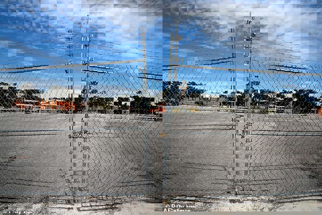 1390740