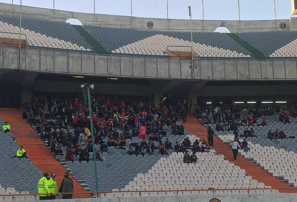 هواداران قائم شهری در جایگاه پرسپولیسی ها