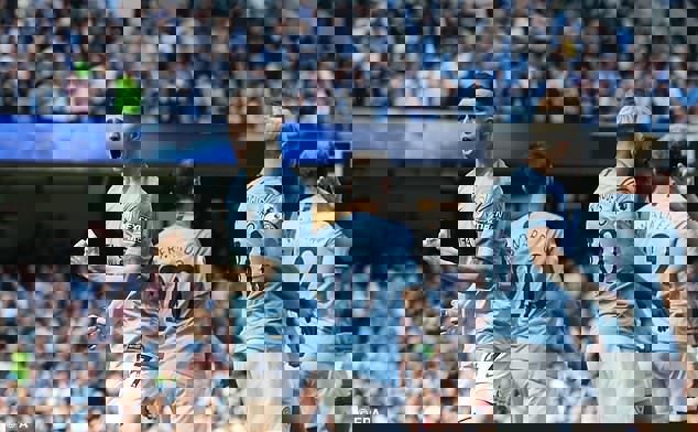 تقدیم جایزه به ستاره 18ساله منچسترسیتی(عکس)