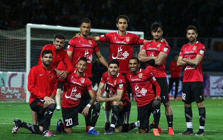 مجسمه بازیکنان مشهد در حال بارگذاری