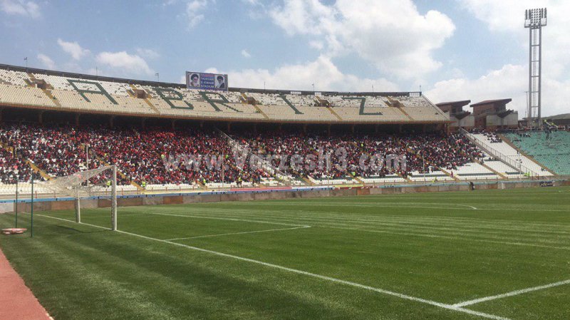 تابلوی ورود ممنوع زنان در پرتماشاگرترین بازی هفته