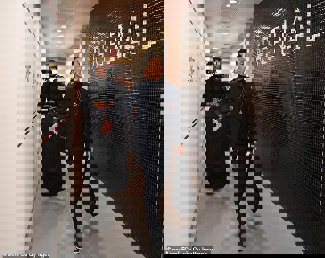 1402910