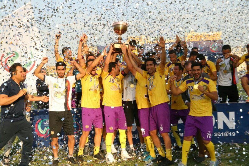 گزارش؛ مردی که روی سکو به همه امضاء داد