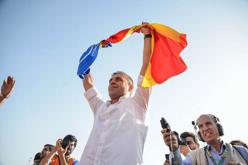 بقیه هواپیما دارند، ما زیر درخت لباس عوض میکنیم