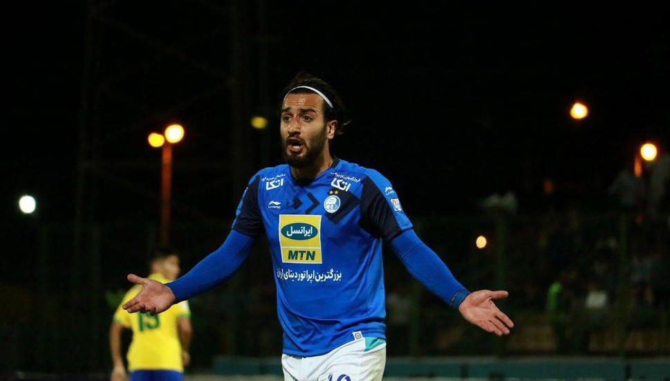 روح الله باقری در بازی استقلال و صنعت نفت