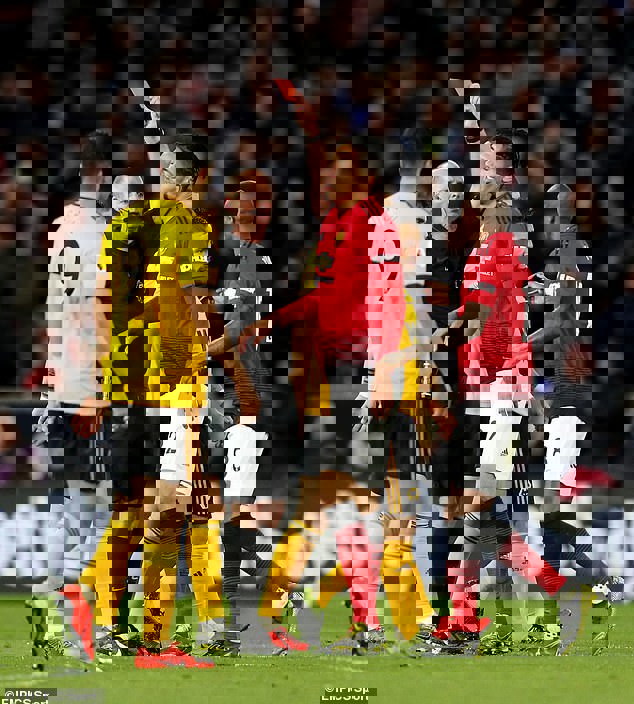 حرکات جنجالی داور انگلیسی روی سکوها(عکس)