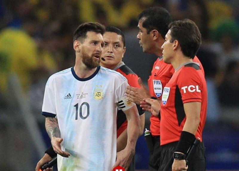 مسی: داوری مزخرف بود، فقط به نفع برزیل سوت زدند