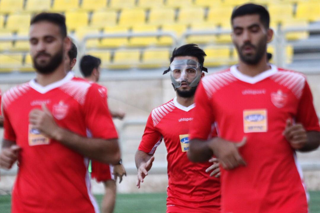 سیامک نعمتی با لباس زورو در تمرین پرسپولیس