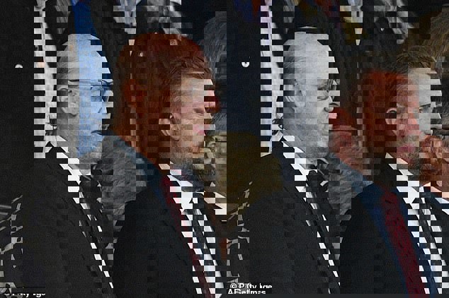 1425854