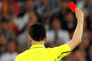 وقتی عضو کمیته داوران از کنار زمین اخراج شد!