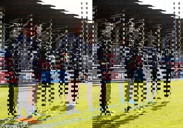 تمرین انگلیس با چاشنی مبارزه با نژادپرستی(عکس)