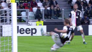 برخورد توپ به دست دی‌لیخت پنالتی نبود