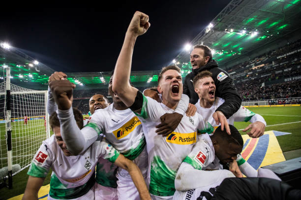 شادی دیوانهوار گلادباخیها بعد از صدرنشینی (عکس)