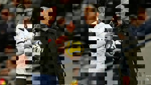 مورینیو توپ یادگاری را از دست سون گرفت (عکس)