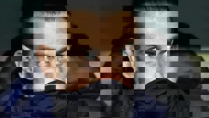 گرت بیل و بازی با بطری آب روی نیمکت(عکس)