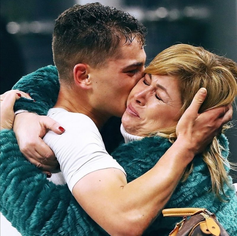 گریه پدیده در آغوش مادر؛ بغض سنسیرو ترکید(عکس)