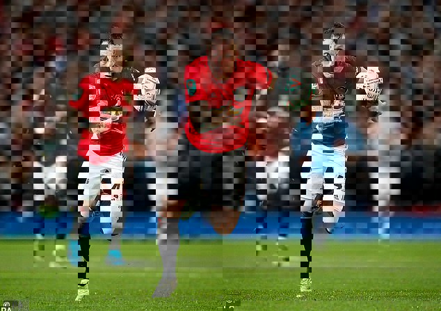 انتقاد از مدافع یونایتد به خاطر دریبل خوردن از دیبروین