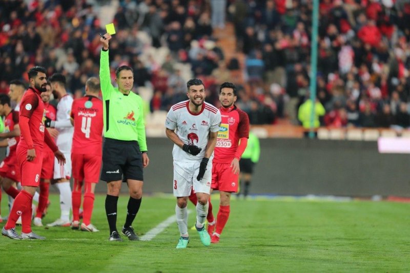 دو محروم روی دست تراکتور