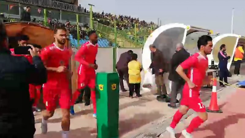 پرتاب سنگ به بازیکنان پرسپولیس در آبادان!