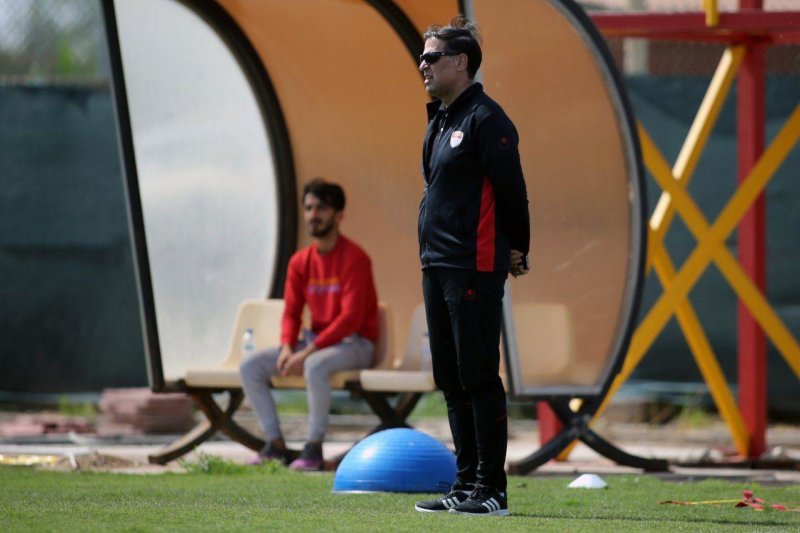 آذری: تعطیلی لیگ جیب باشگاهها را پر نمیکند