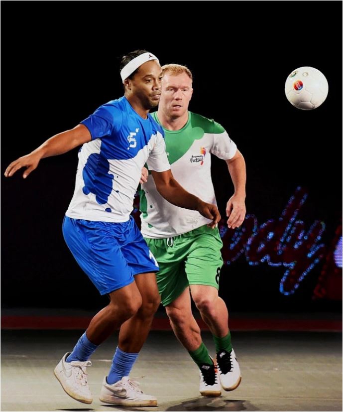 رونالدینیو در زندان پا به توپ می‌شود!