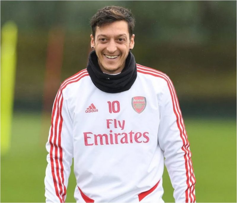 تشکر و قدردانی اوزیل از پزشکان و پرستاران