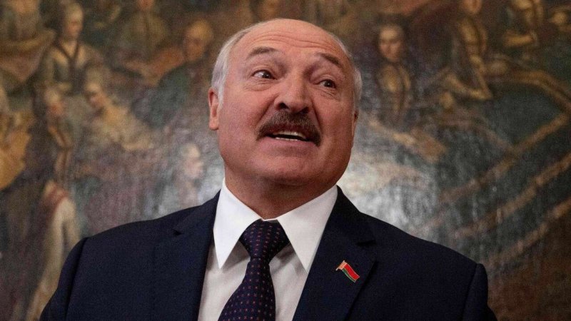 اینجا کسی از کرونا نمی‌گوید، پس فوتبال ادامه دارد!