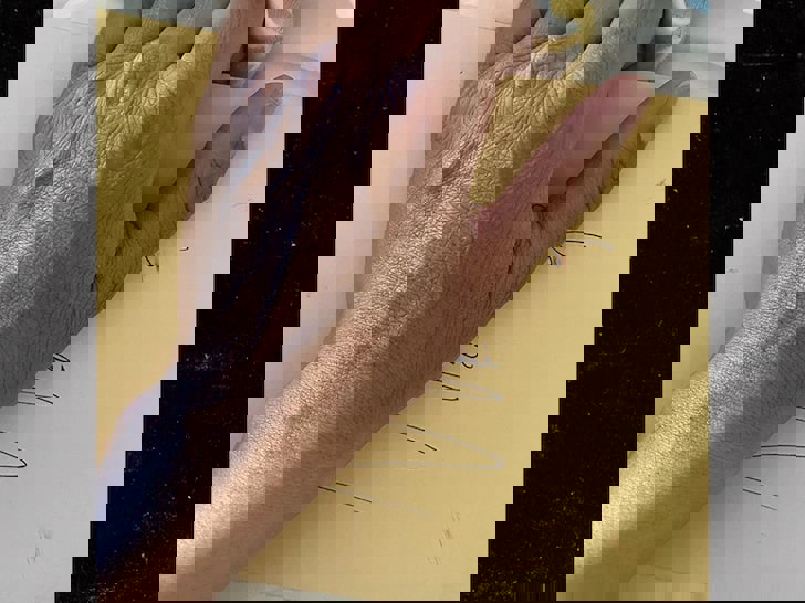 باز کردن نامه کوبی در سالگرد تولد همسرش